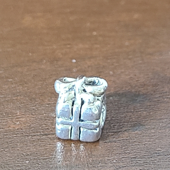 Present Silver Bead Charm 925 - Picture 2 of 4